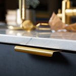 Ukazanie uchwytu na meblu