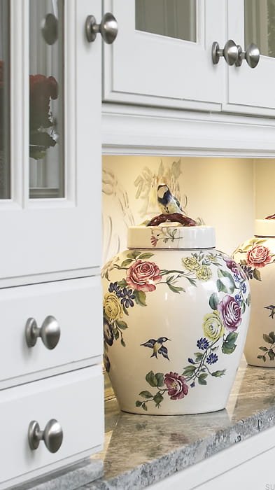 Ukazanie gałki 2538 srebrnej na meblu