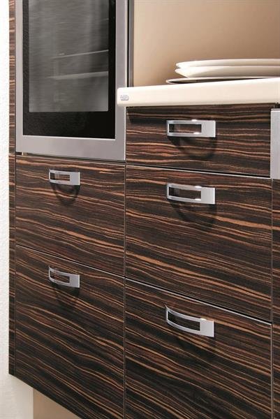 Zdjecie uchwytu 2113 srebrnego na meblu