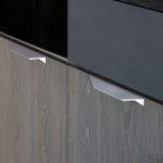 Ukazanie uchwytu na meblu