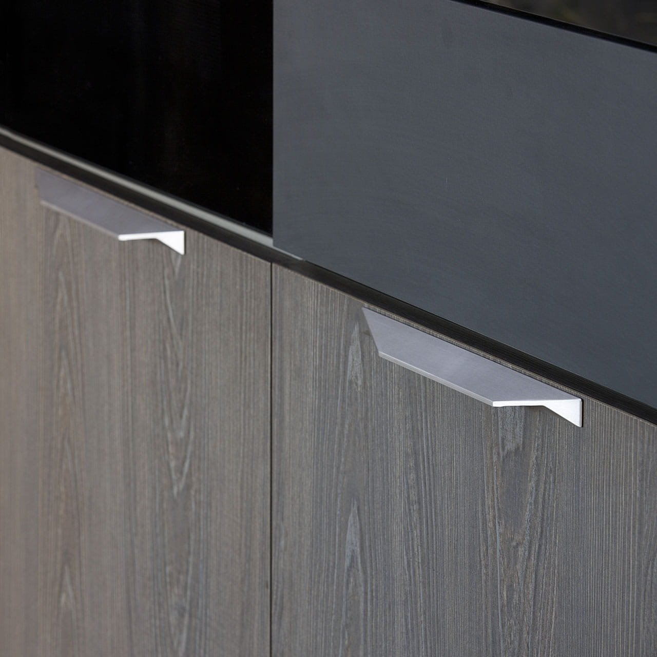 Ukazanie uchwytu na meblu