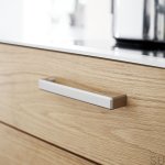 Zdjęcie przedstawia uchwyt meblowy podłużny na meblu z serii Fold od Beslag Design